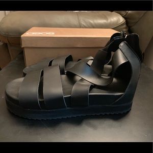 Gladiator Sandals in black leather w chunky sole